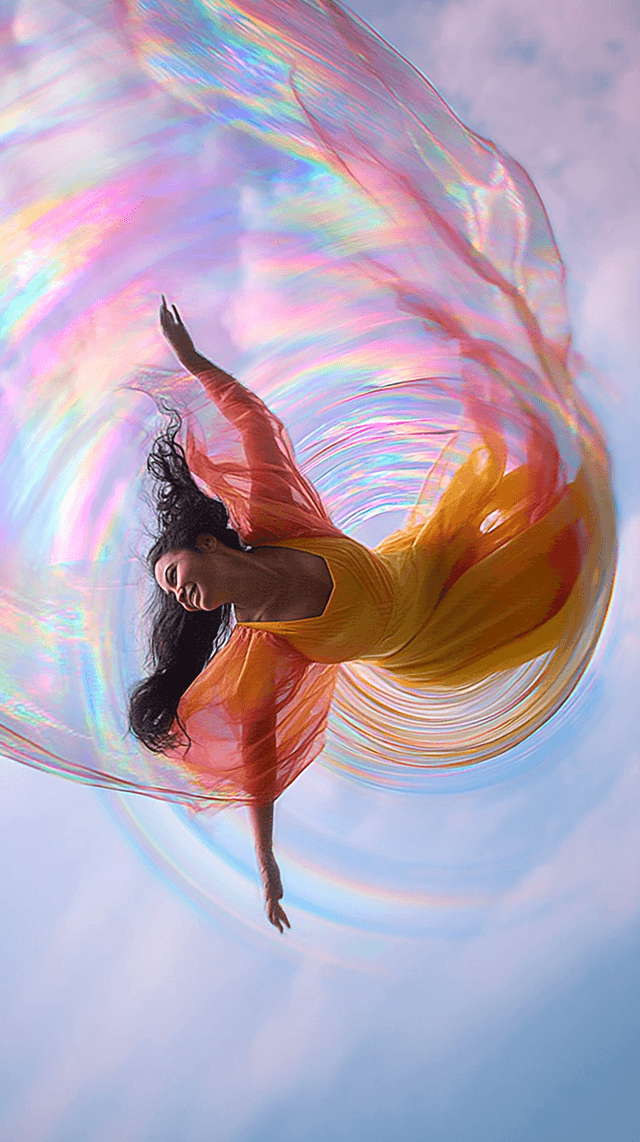 Femme joyeuse flottant dans un halo de lumière colorée, illustrant la créativité et l’élan de la formation